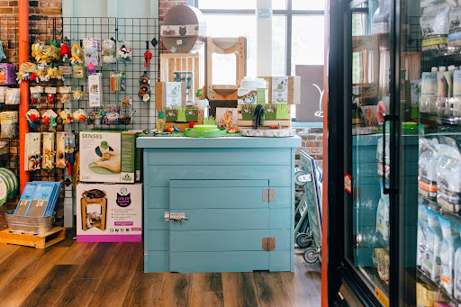 Pet Supply Store «Brookside Barkery & Bath», reviews and photos, 118 W 63rd St, Kansas City, MO 64113, USA