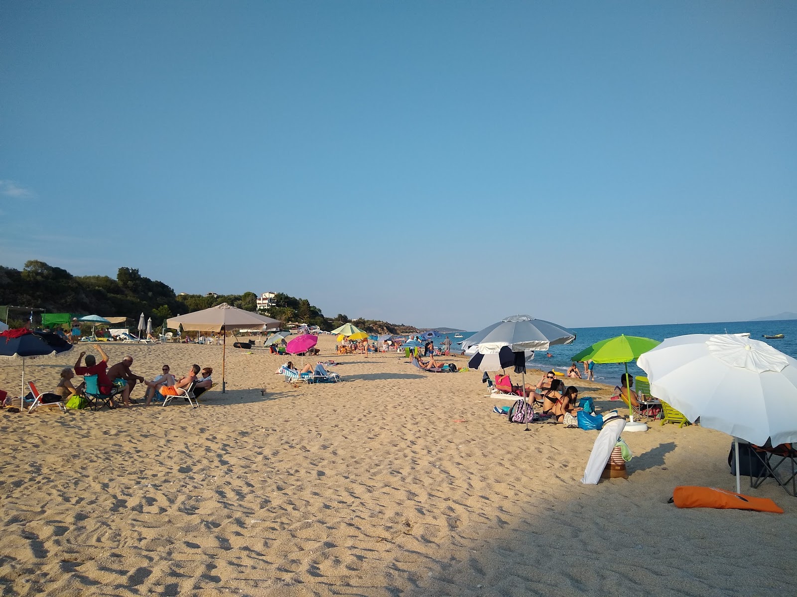 Sarakina beach'in fotoğrafı ve yerleşim