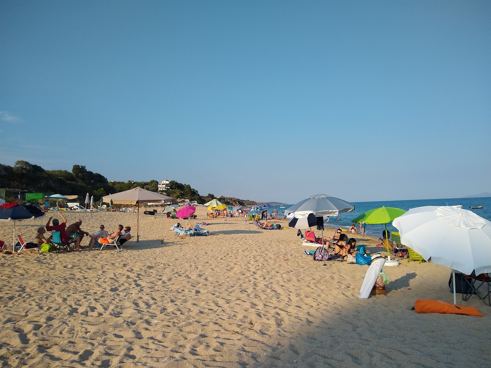 Photo de Sarakina beach protégé par des falaises
