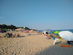 Photo de Sarakina beach protégé par des falaises