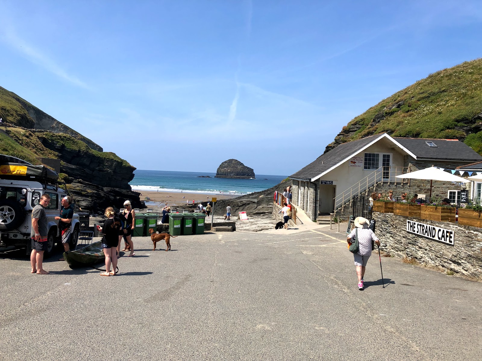 Photo of Trebarwith Beach surrounded by mountains