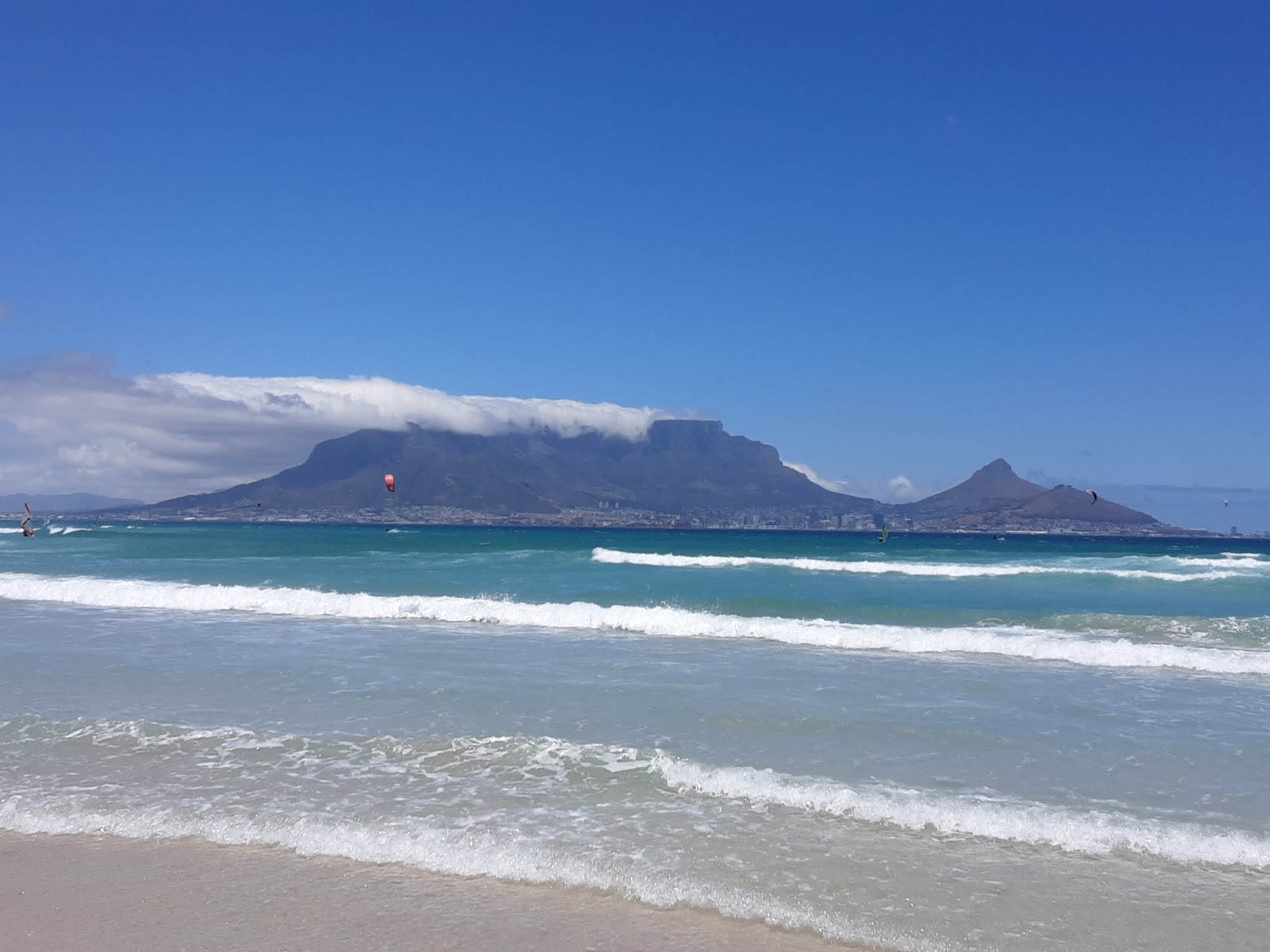 Foto av Bloubergstrand med blå rent vatten yta