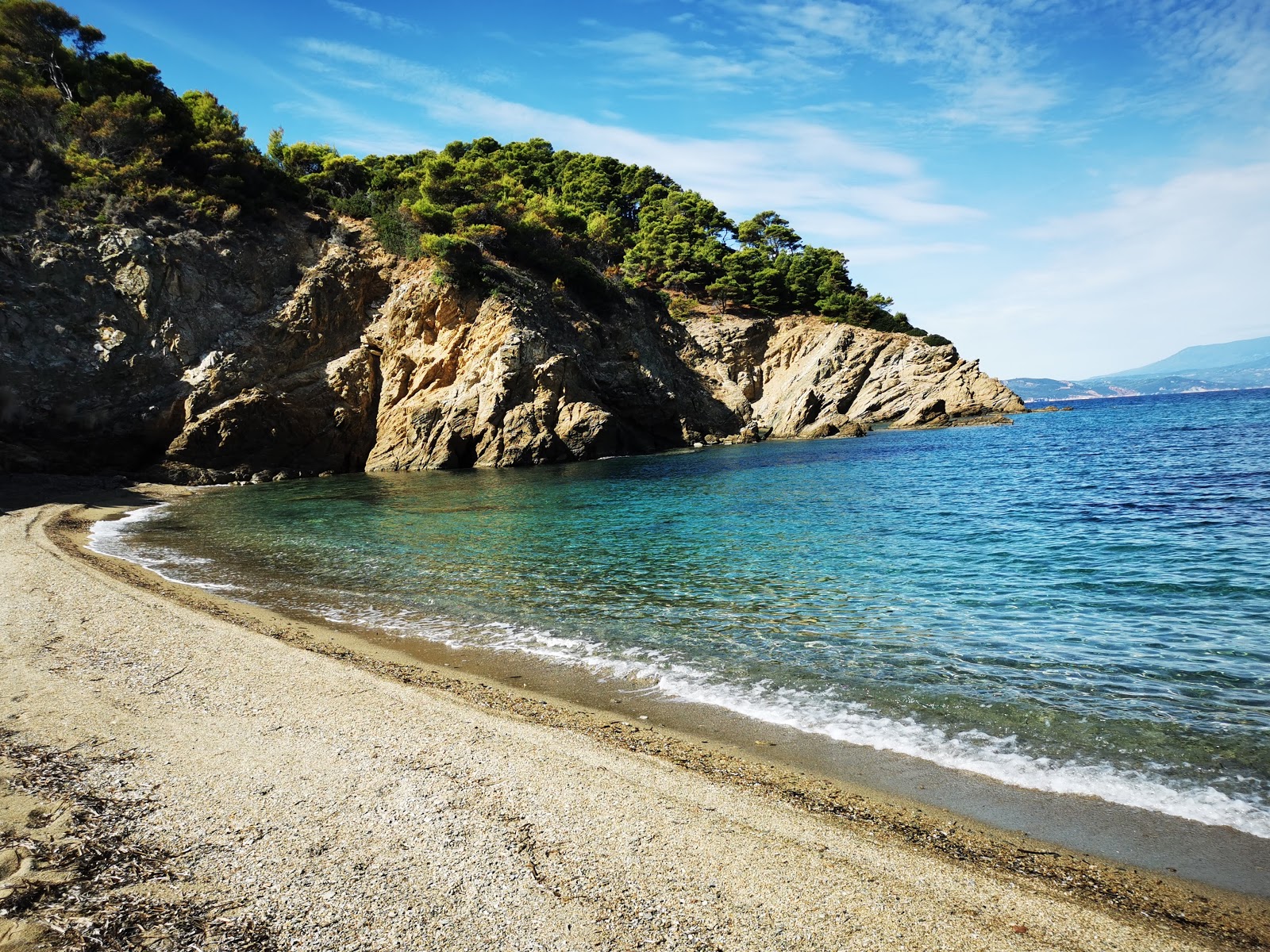 Photo de Mikros Aselinos beach zone des équipements