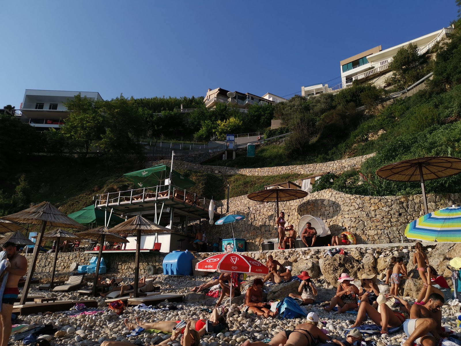 Foto de Liman beach rodeado por montanhas