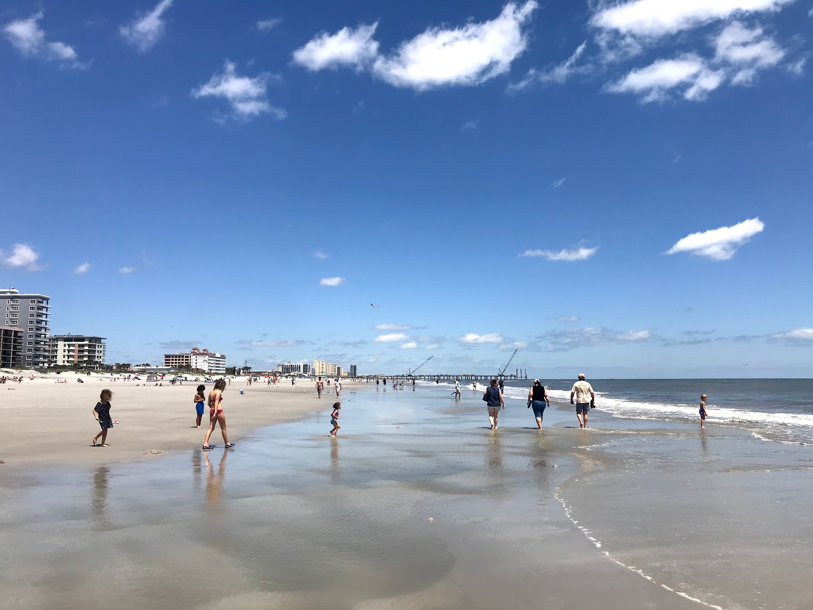 Jacksonville beach的照片 带有碧绿色水表面