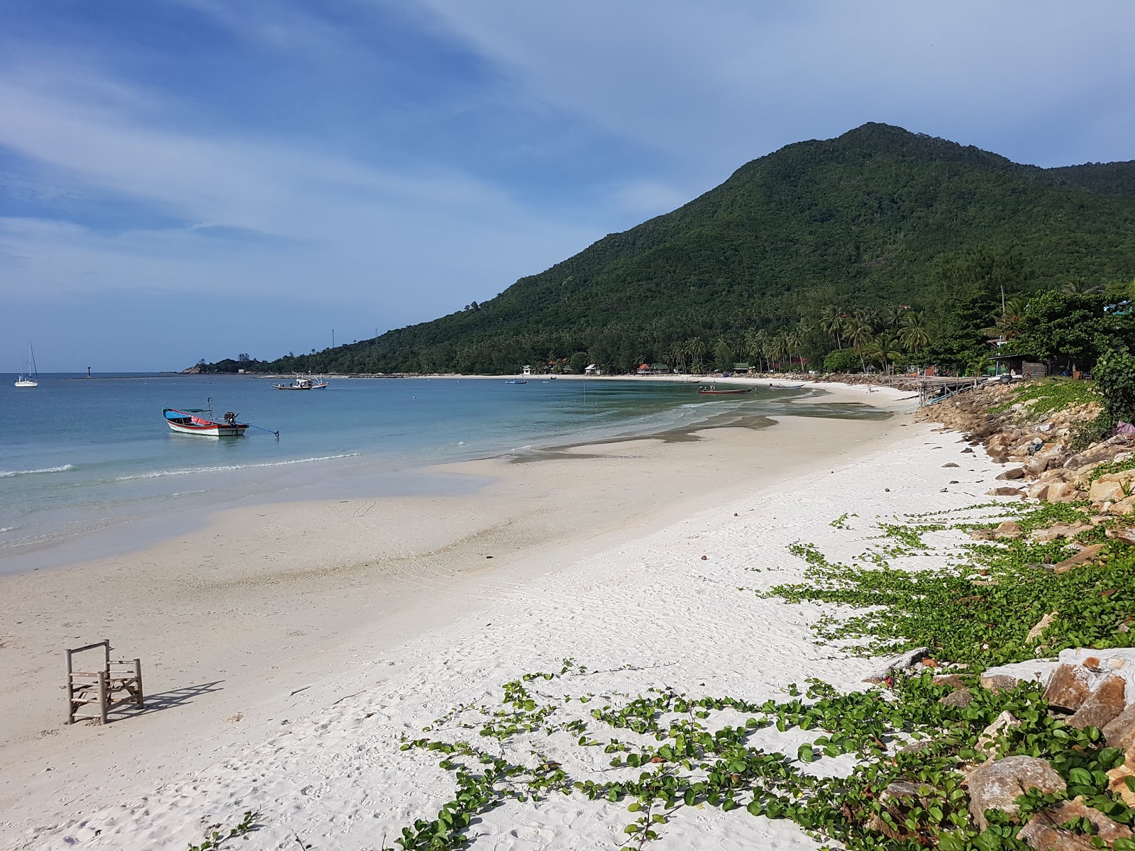 Foto di Chalok Lam Beach con una superficie del sabbia luminosa