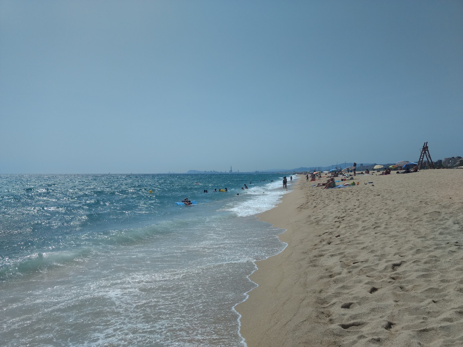 Foto de Platja d'Ocata con arena brillante superficie