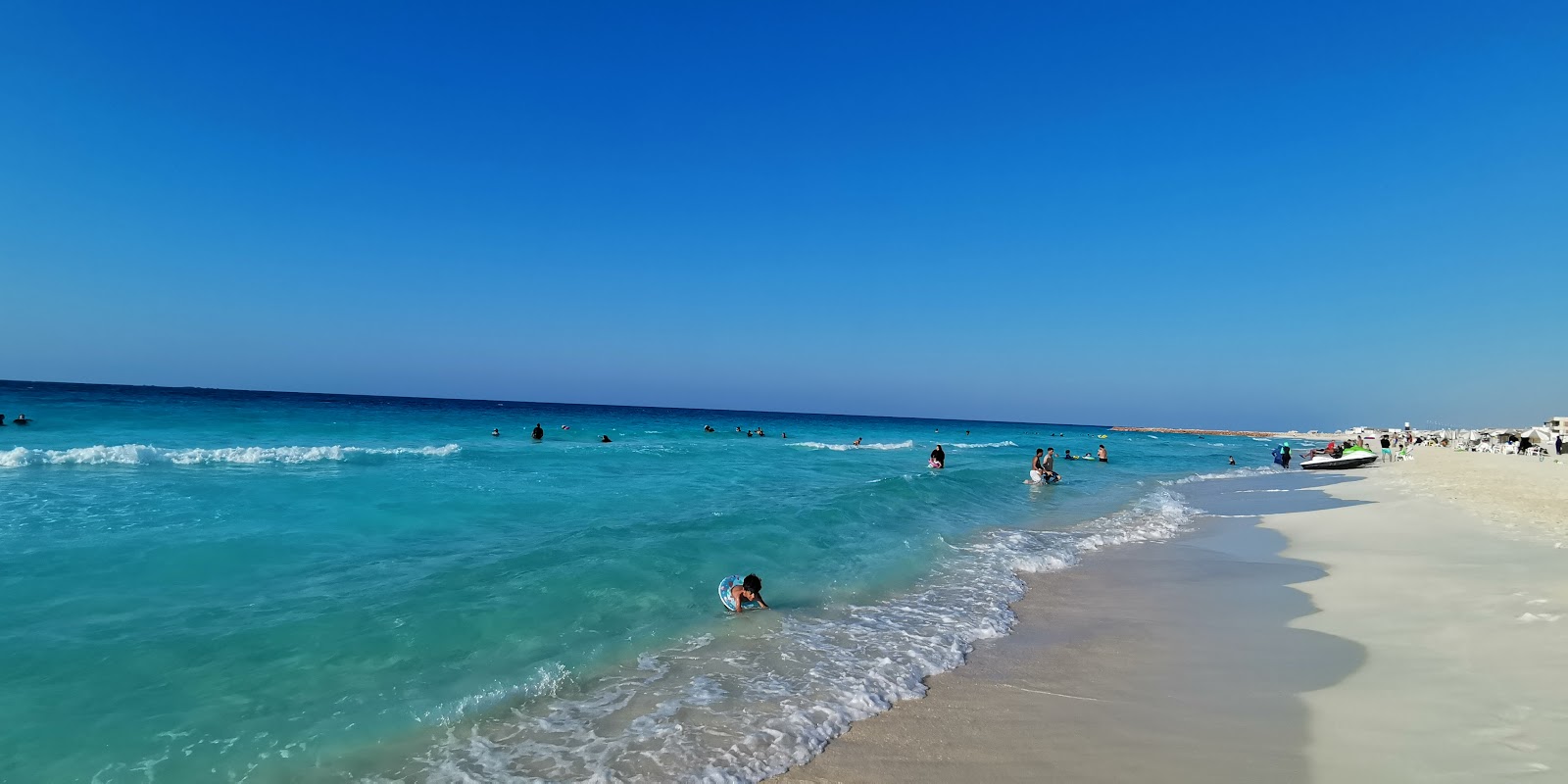 Foto de White Emerald Beach com areia branca superfície