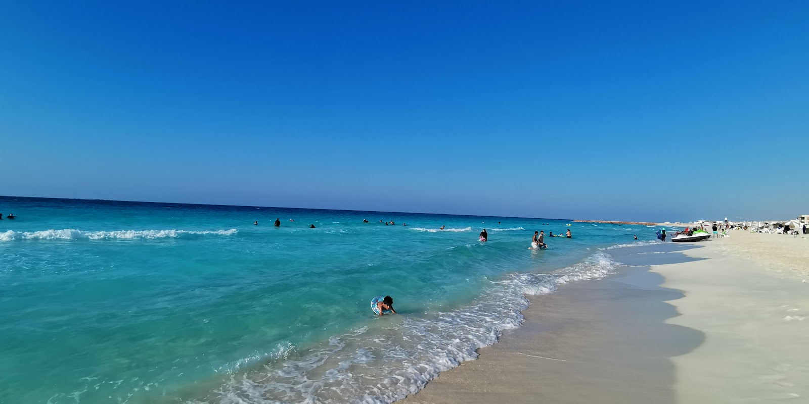 Foto de White Emerald Beach con arena blanca superficie