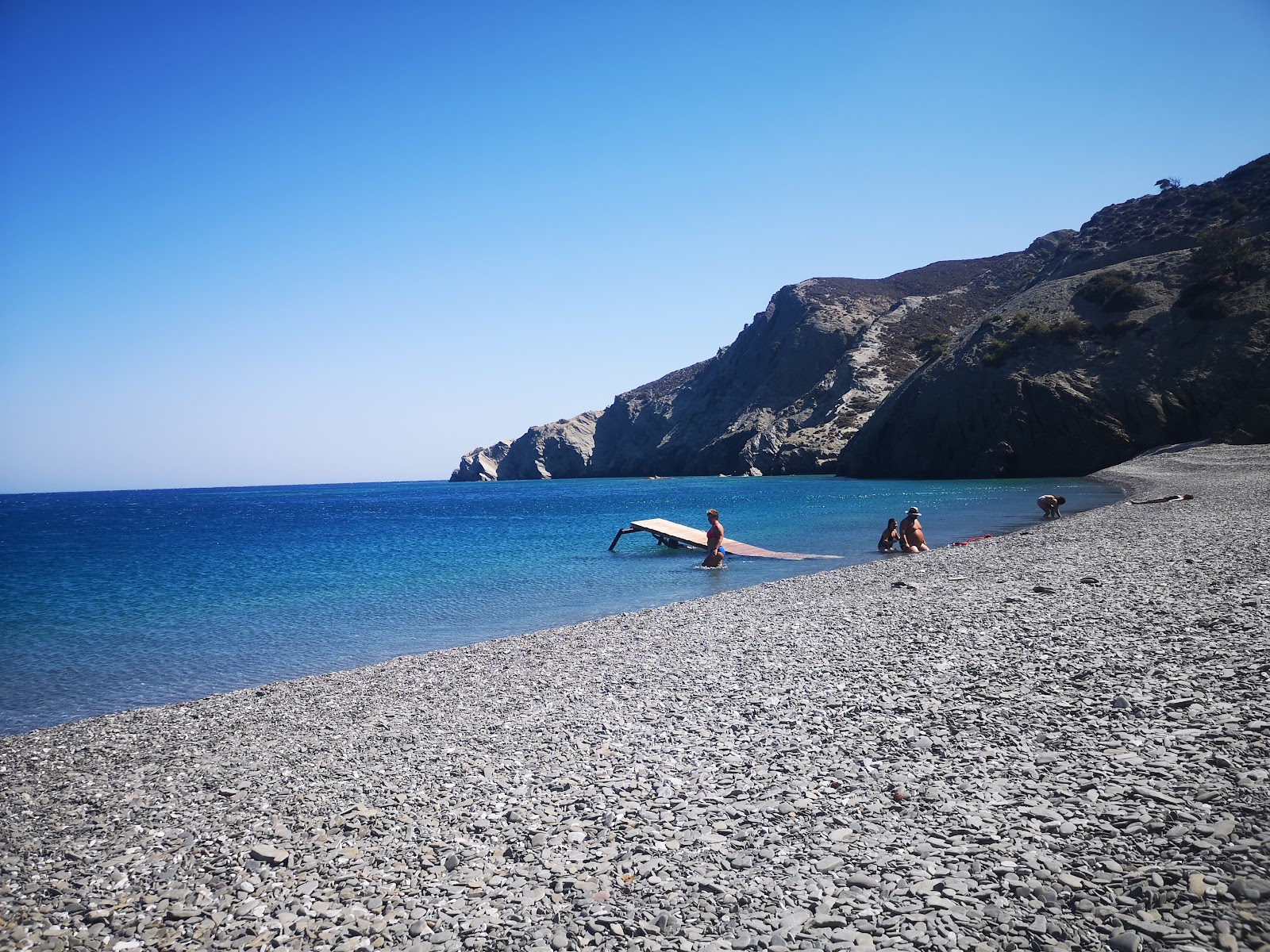 Foto di Paralia Agios Minas circondato da montagne
