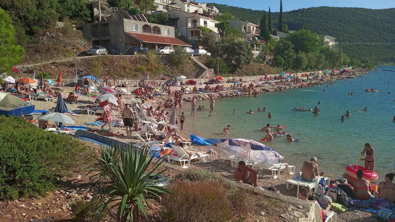 Foto de Neum Beach apoiado por penhascos