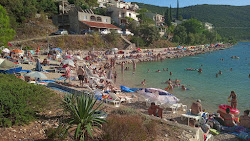Foto de Neum Beach apoiado por penhascos