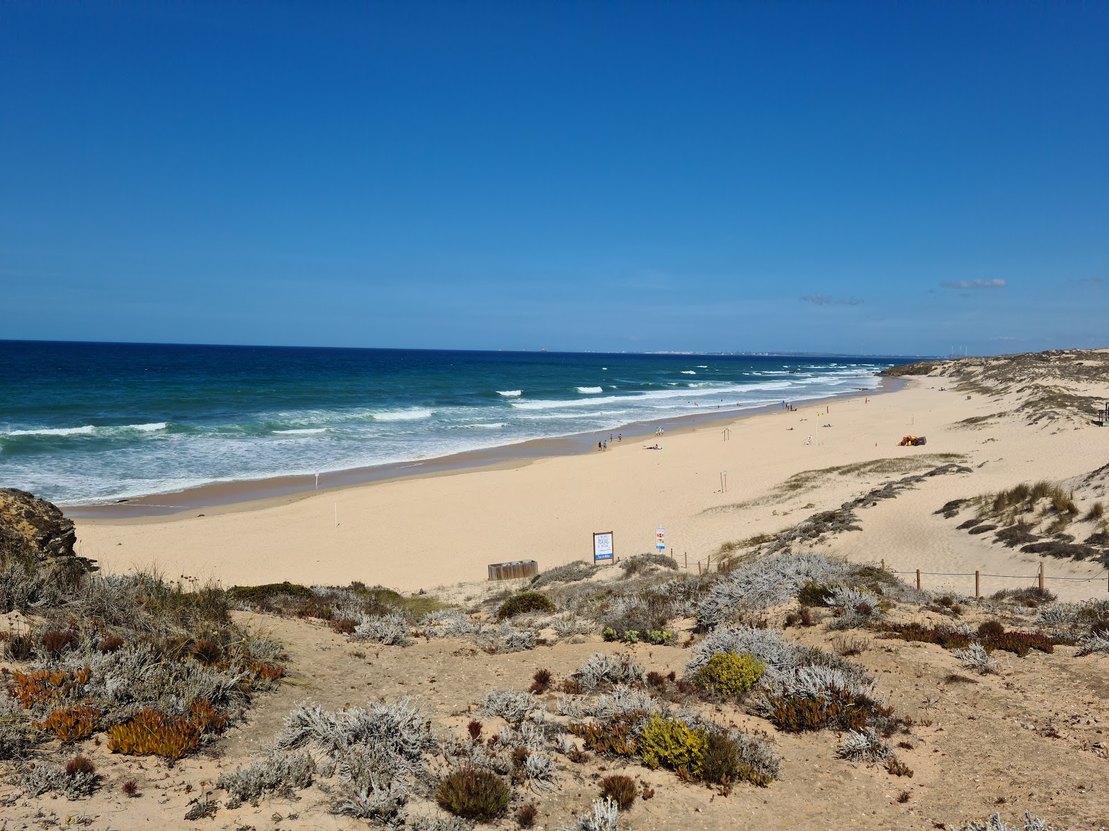 Beach Malhao'in fotoğrafı dağlarla çevrili