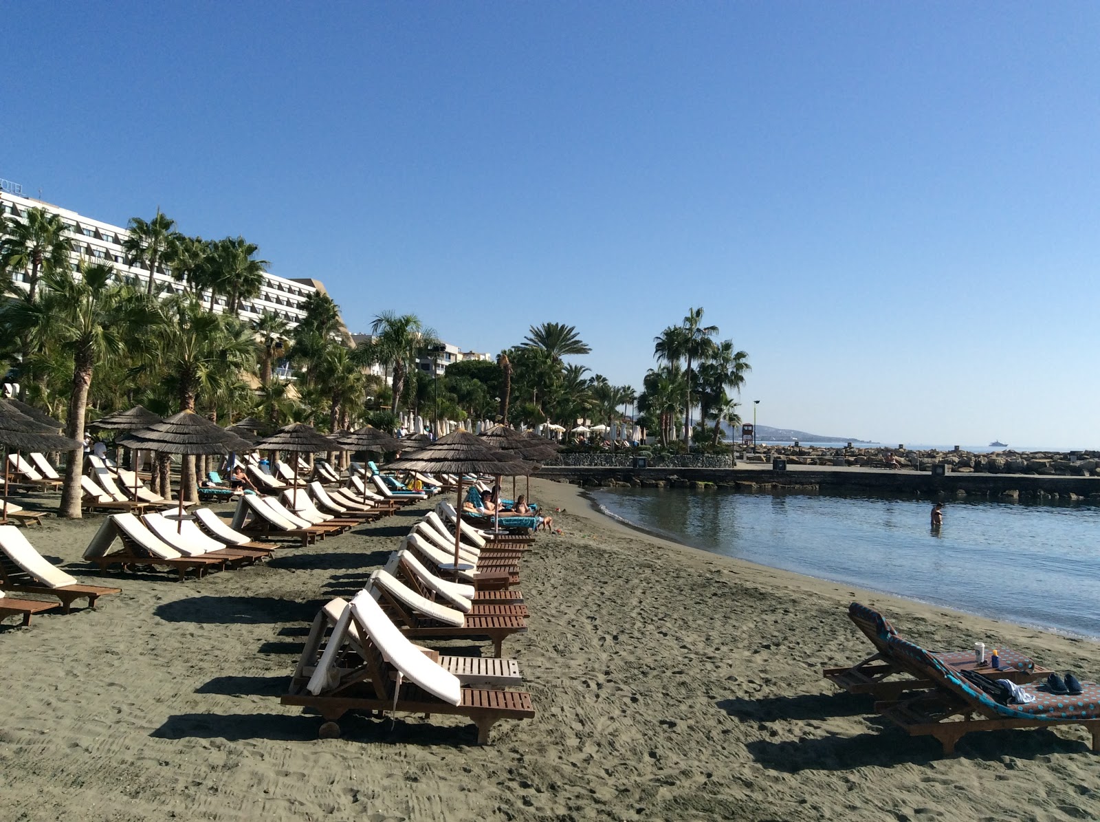 Aphrodite beach'in fotoğrafı - rahatlamayı sevenler arasında popüler bir yer