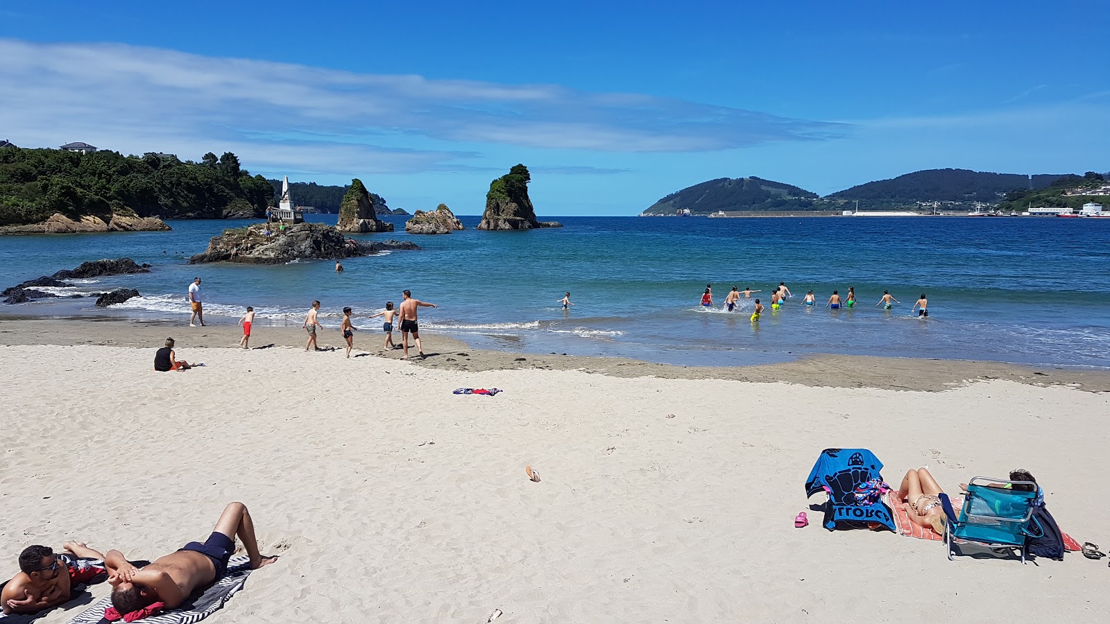 Playa de Covas的照片 带有碧绿色水表面