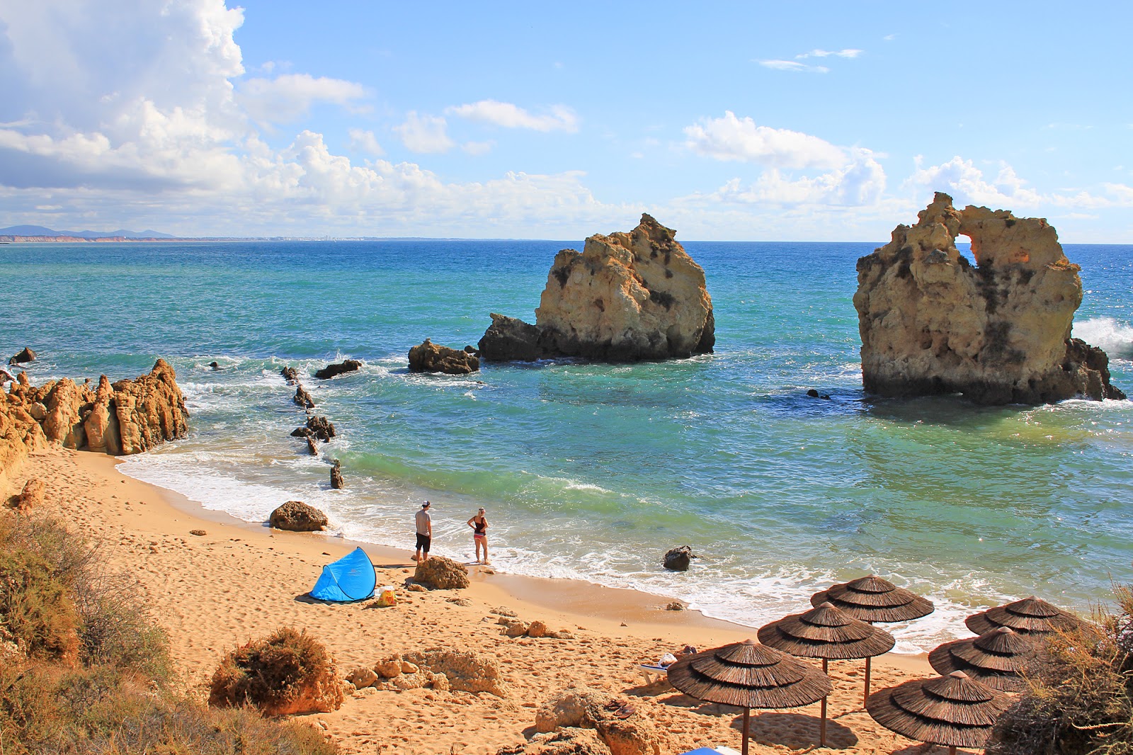 Praia dos Arrifes的照片 带有多个小海湾