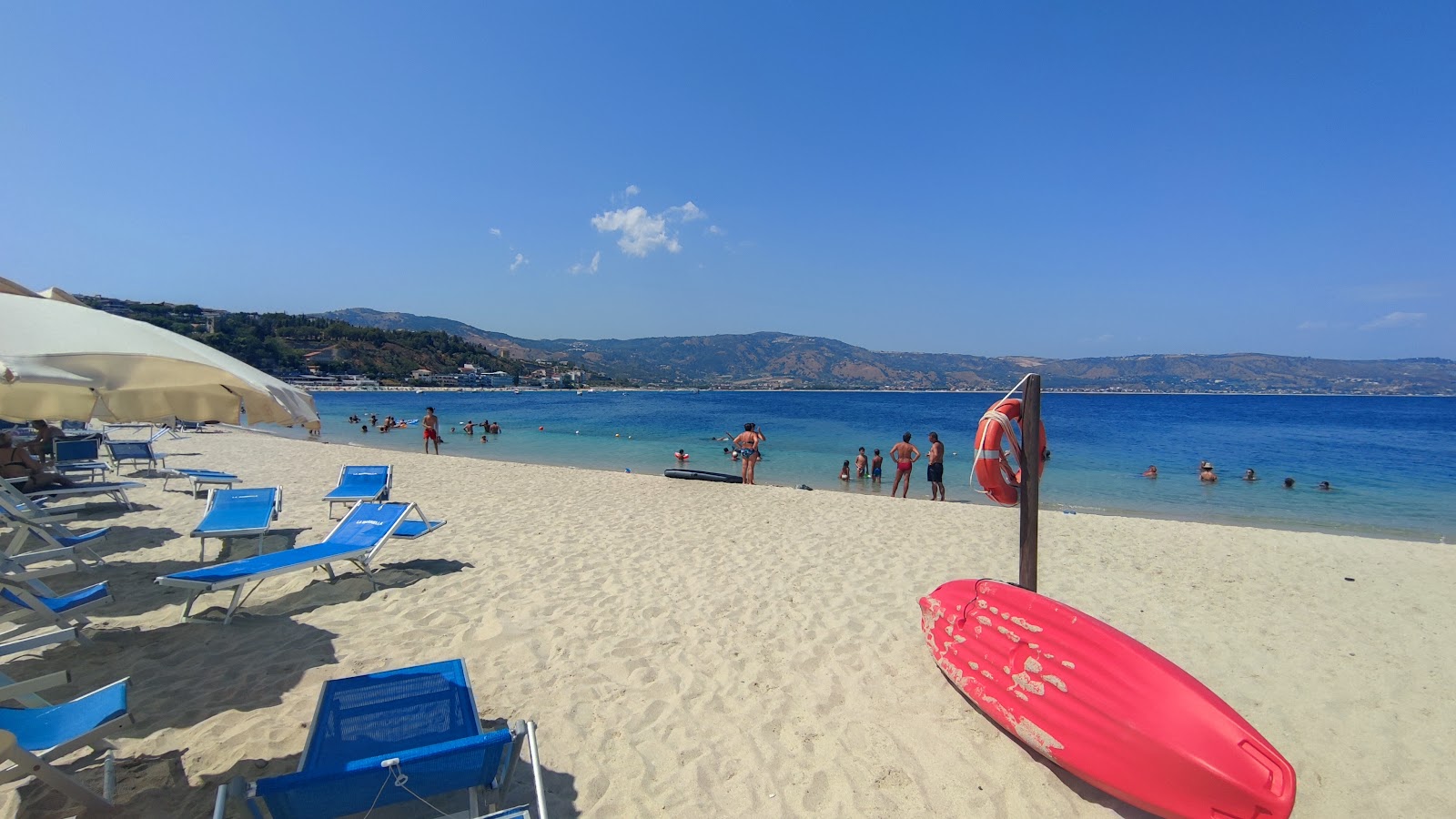 Foto von Soverato Strand mit langer gerader strand