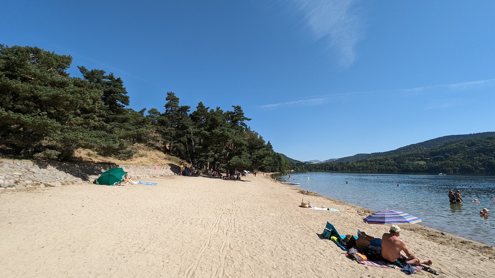 Plage du lac d'Issarles'in fotoğrafı imkanlar alanı