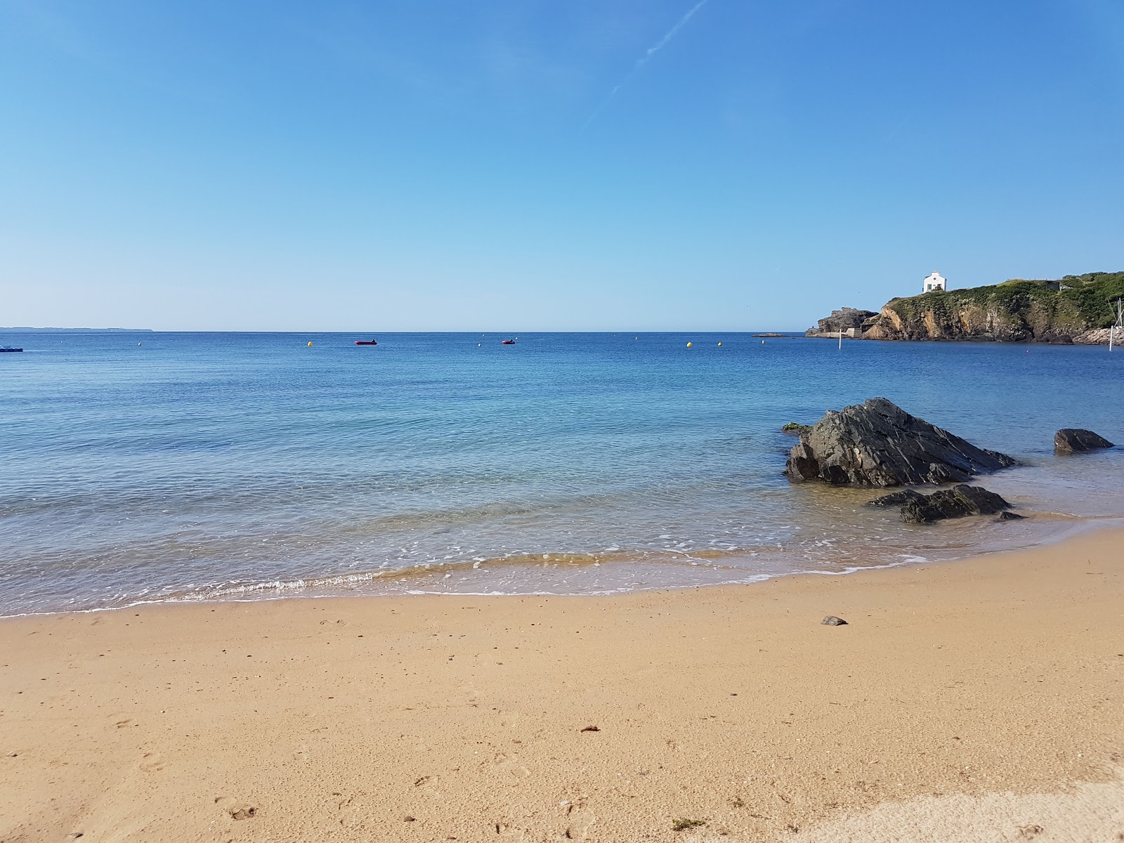 Valokuva Plage des Grands Sablesista. ympäröity vuorilla