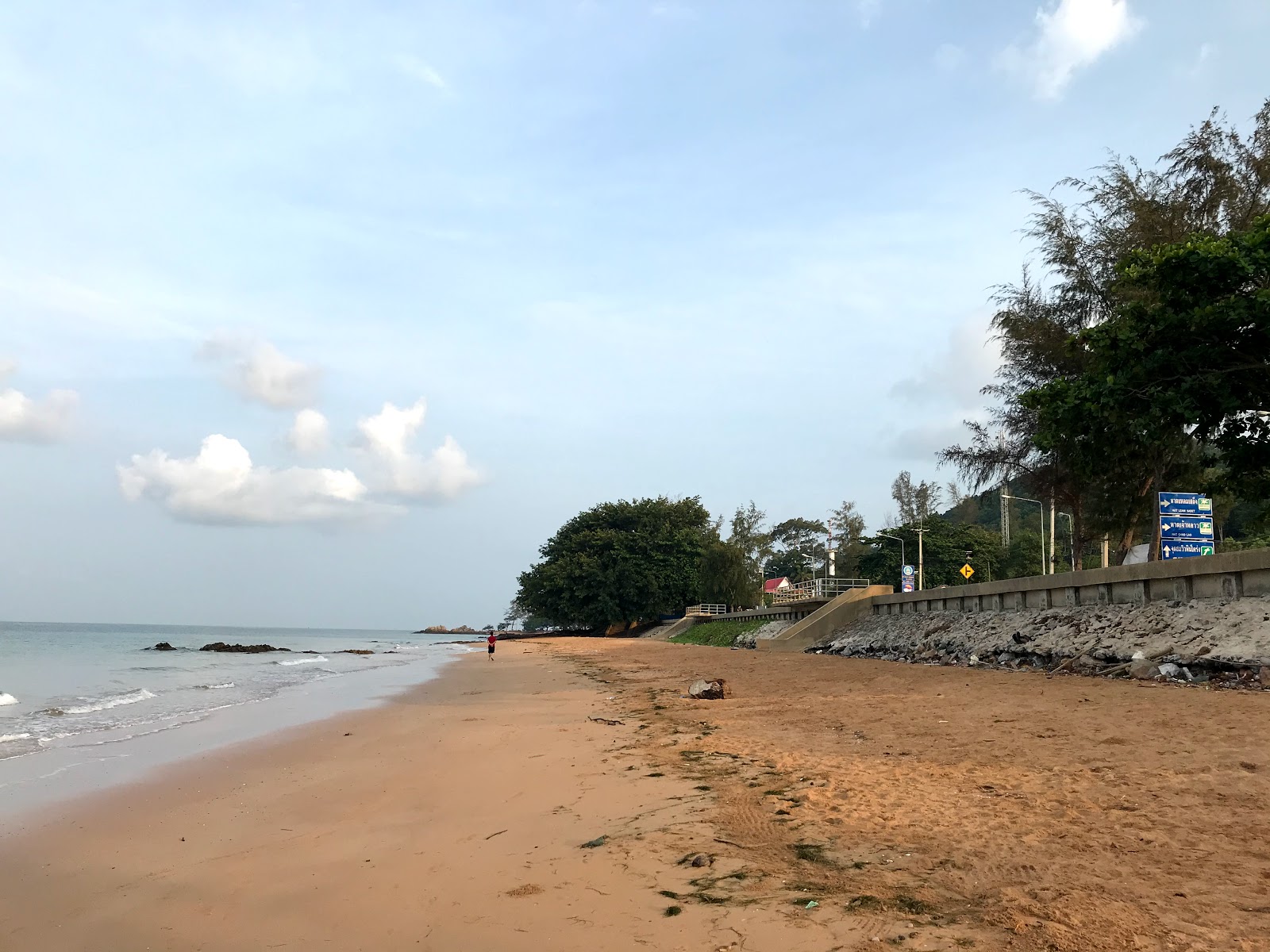 Foto de Kung Wiman Beach - lugar popular entre os apreciadores de relaxamento
