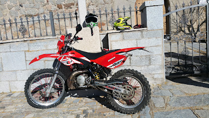 Iglesia: Parroquia de San Miguel Arcangel. La Virgen del Rosario es su patrona - Ávila