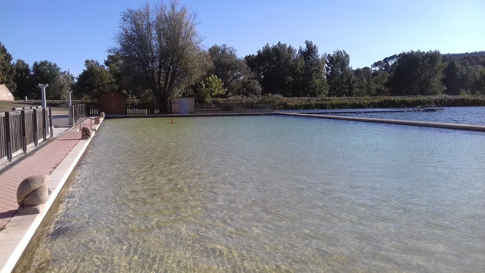 Plage du Petit Lac'in fotoğrafı - rahatlamayı sevenler arasında popüler bir yer