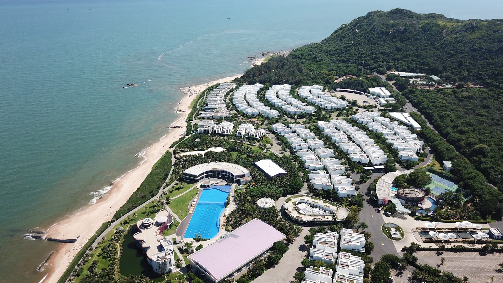 Foto von Oceanami beach mit türkisfarbenes wasser Oberfläche