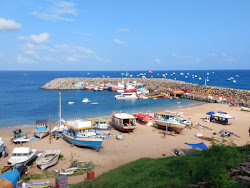 Foto di Praia do Porto de Santo Antonio Noronha circondato da montagne