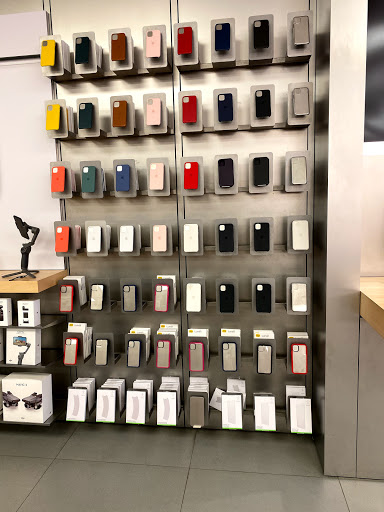 Computer Store «Apple Main Place», reviews and photos, 120 W Jefferson Ave, Naperville, IL 60540, USA