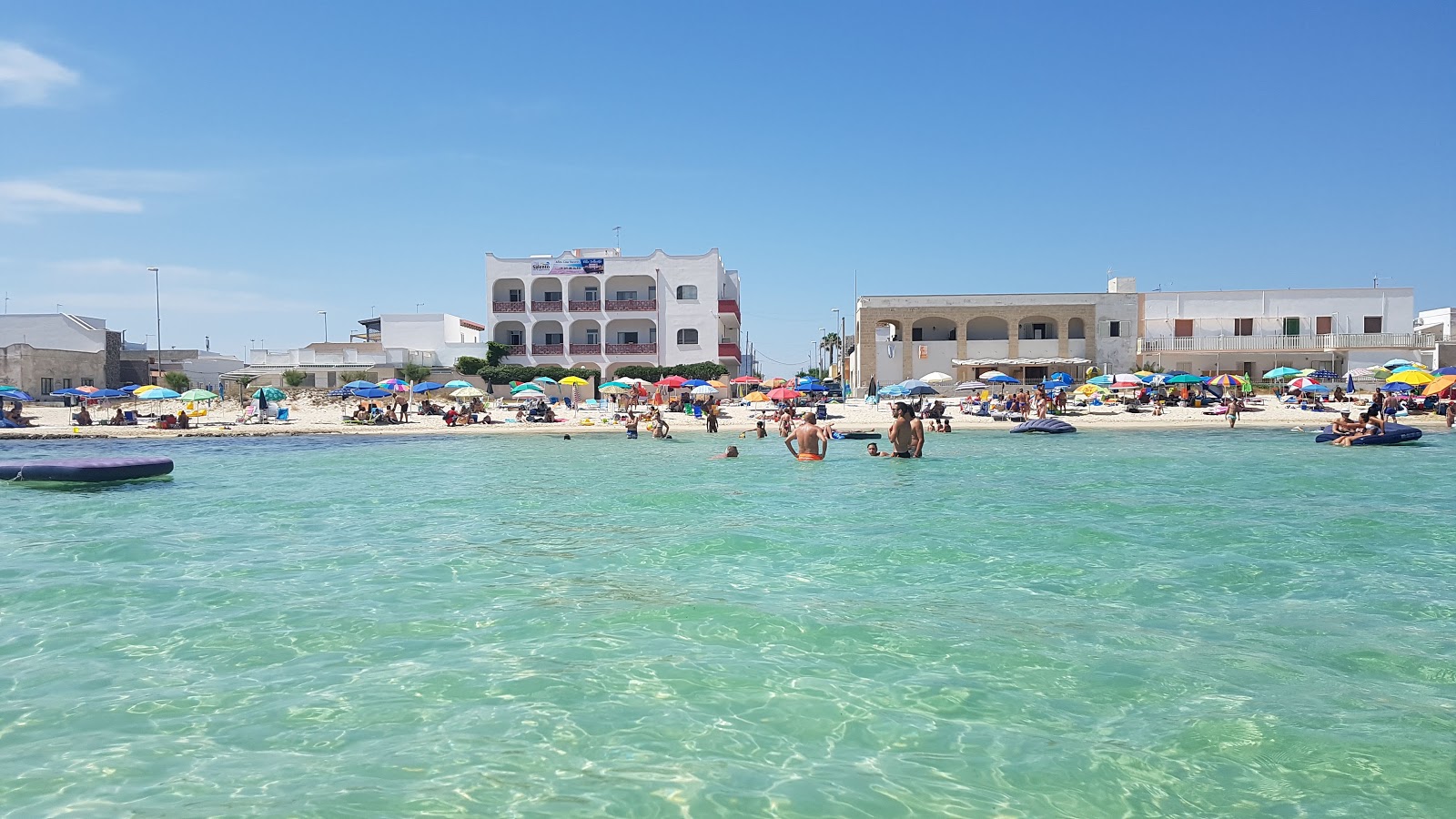 Spiaggia Porto Cesareo'in fotoğrafı geniş plaj ile birlikte