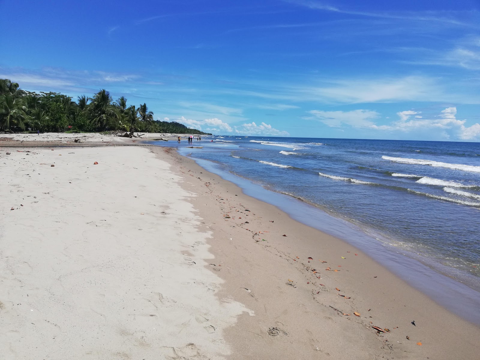 Foto van Calovebora Beach met helder zand oppervlakte