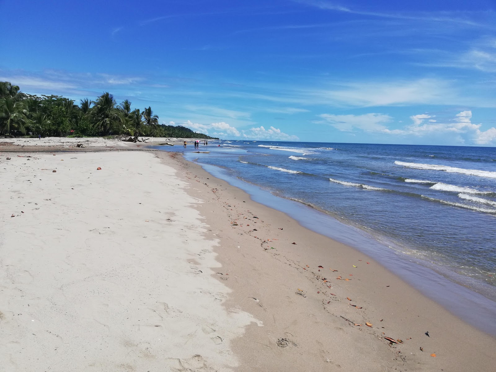 Foto di Calovebora Beach con una superficie del sabbia beige