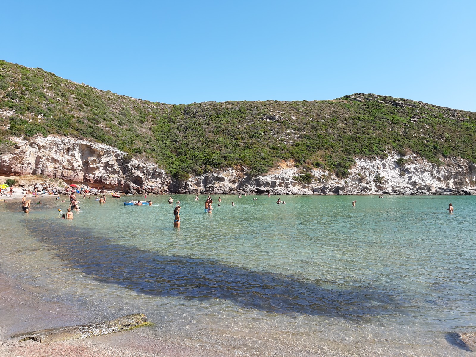 Fotografija Plaža Cala Lunga nahaja se v naravnem okolju