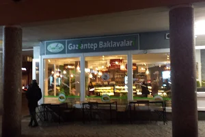 Öz-Tat Cafe Baklava Bäckerei pastane image