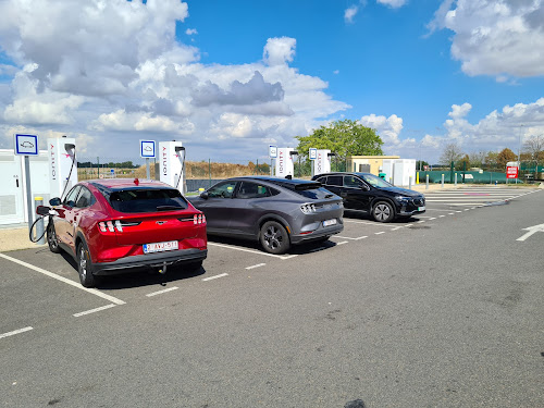 Borne de recharge de véhicules électriques IONITY Station de recharge Saint-Épain