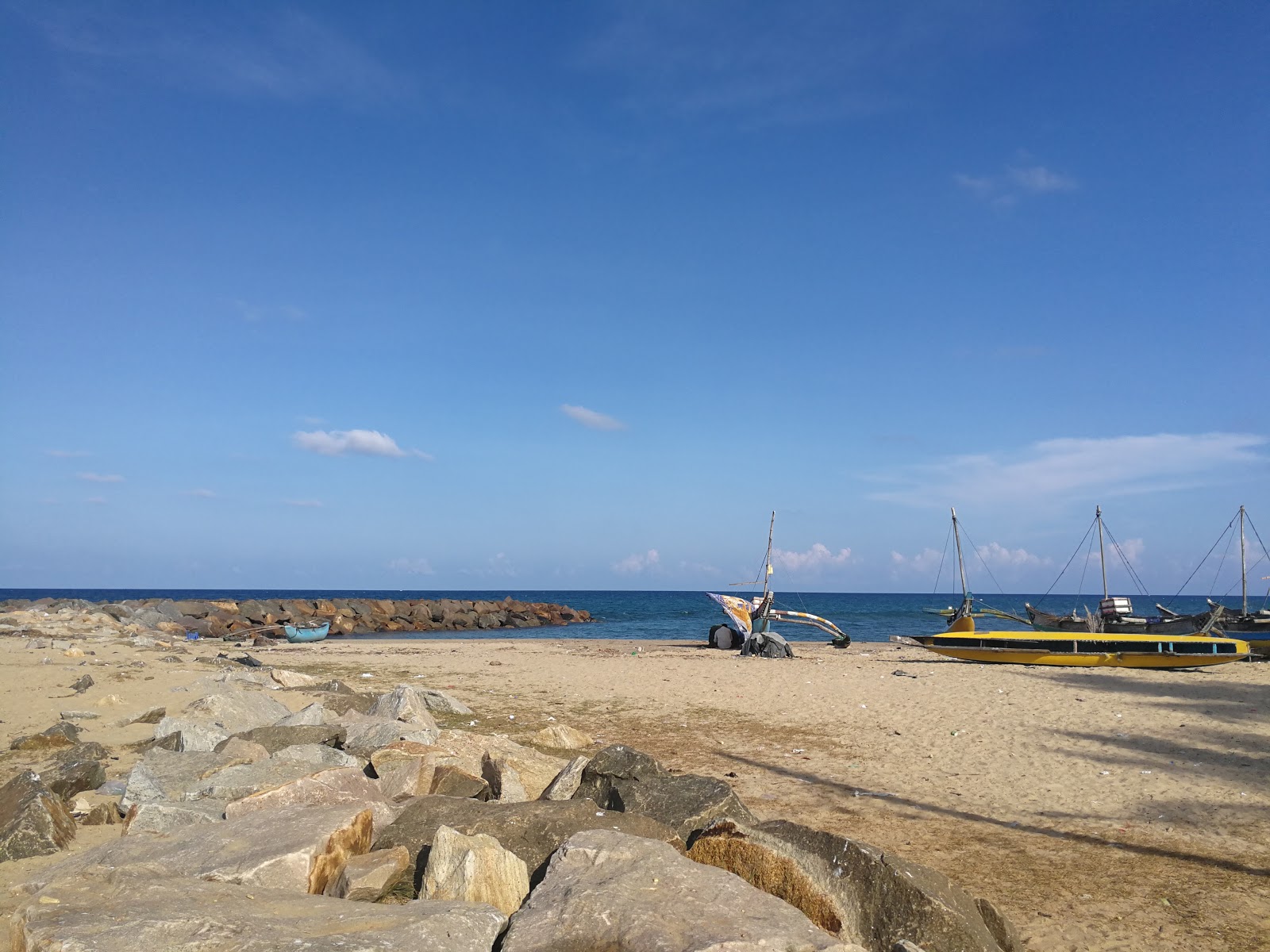 Zdjęcie Oluvil Beach z przestronna plaża