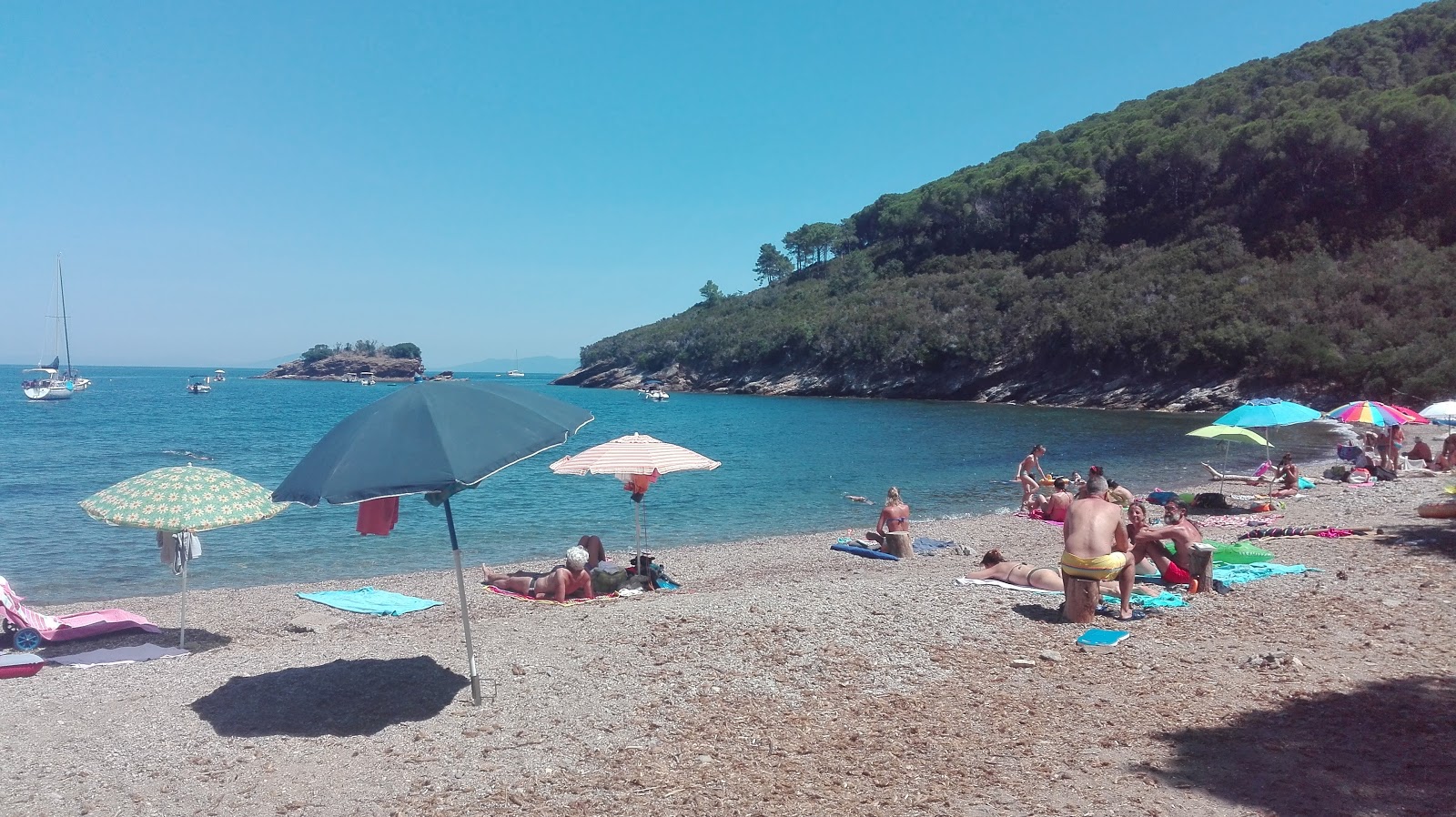 Foto af Istia beach og dens smukke landskab