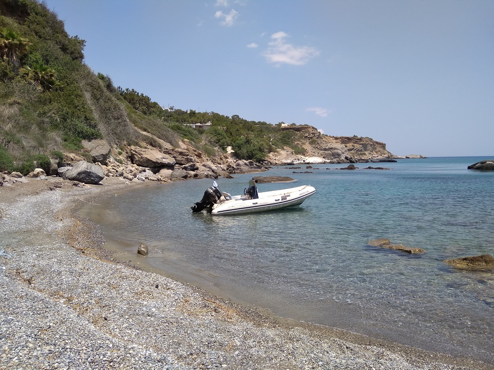 Fotografija Livadi beach III z sivi kamenček površino