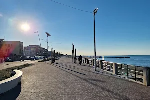 Spiaggia libera Senape image