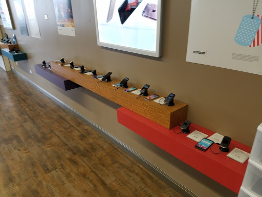 Cell Phone Store «Verizon Authorized Retailer, TCC», reviews and photos, 2090 Skokie Valley Rd, Highland Park, IL 60035, USA