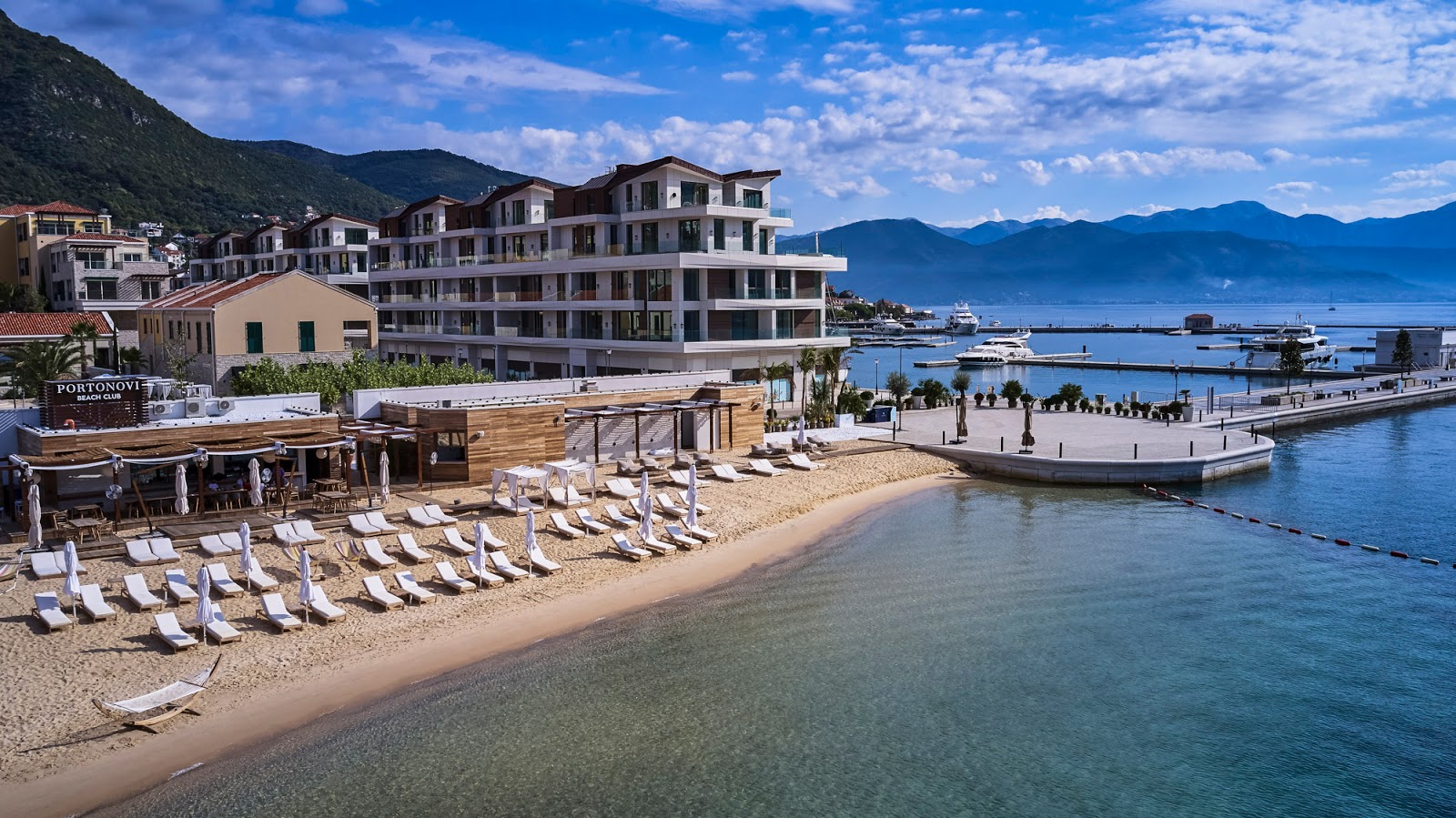 Foto di Portonovi Beach Club con una superficie del sabbia beige