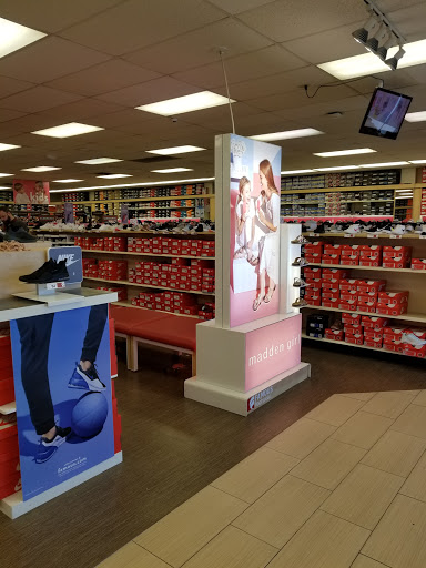 Shoe Store «Famous Footwear», reviews and photos, 2101 Elmwood Ave, Buffalo, NY 14207, USA