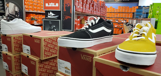 Shoe Store «Shoe Carnival», reviews and photos, 7111 W Alameda Ave, Lakewood, CO 80226, USA