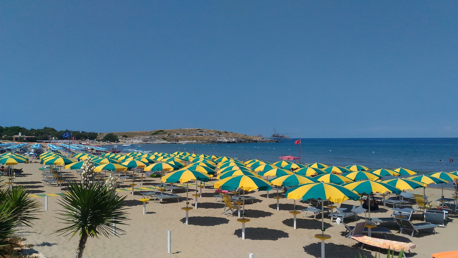 Φωτογραφία του Molinella Beach περιτριγυρισμένο από βουνά