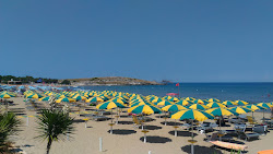 Foto von Spiaggia di Molinella umgeben von Bergen