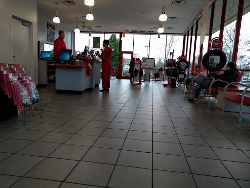 Tire Shop «Discount Tire Store - Kennesaw, GA», reviews and photos, 2930 George Busbee Pkwy NW, Kennesaw, GA 30144, USA