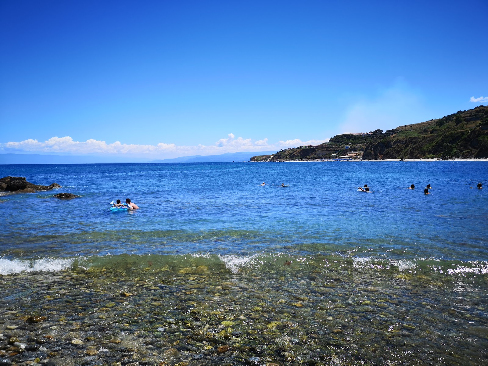 Fotografija Sant' Irene beach z modra voda površino