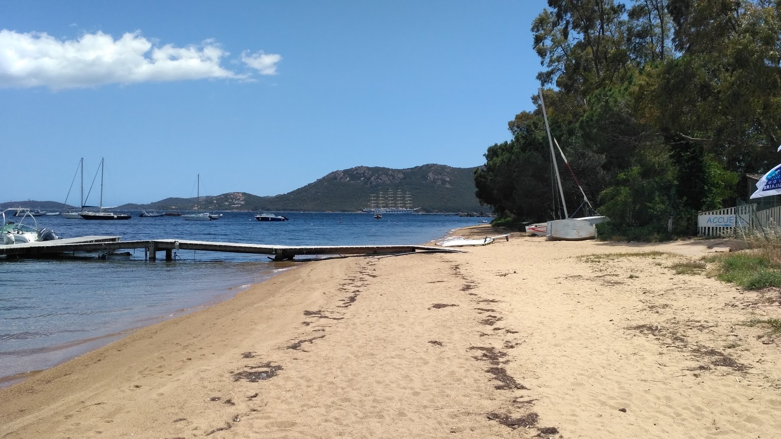 Foto van Plage Punta di Benedettu III met fijne bruine zand oppervlakte