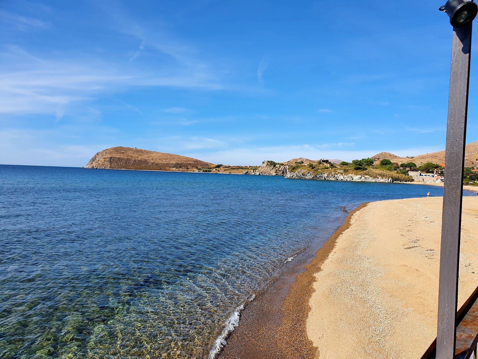 Foto von Romeikos Gialos beach mit feiner beiger sand Oberfläche