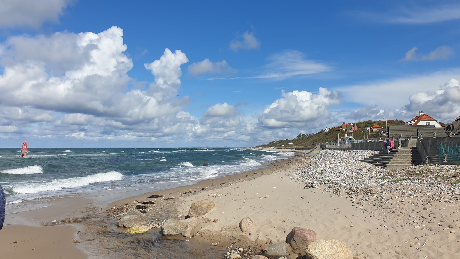 Rageieje Beach的照片 带有轻质沙和卵石表面